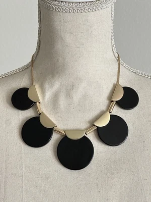 🆕 Collar Trina Turk Discos Geométricos Negros y Dorados Diseño Moderno Audaz Foto 1 de 4