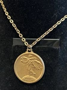 Vintage Mary Kay Gold Tone Medallion Necklace - Picture 1 of 7