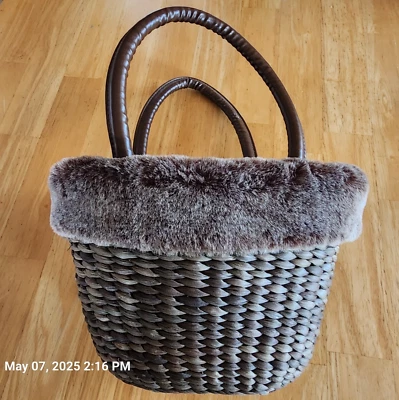 Bolsa de mão Bath Body Works cesta de palha marrom acabamento de pele sintética bolsa de presente floresta - Imagem 1 de 4