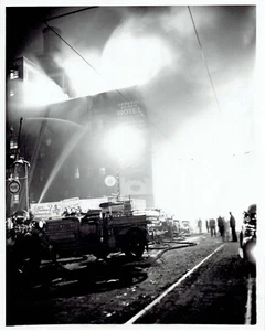 Foto de prensa 1945 bomberos de Chicago combaten incendio en el Hotel General Clark - Imagen 1 de 2