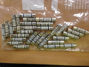 Set of 30 x 5 Amp fuses and domestic household mains - Foto 1 di 1