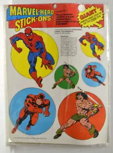 MARVEL-HERO STICK-ONS 1974 MIP adesivi grandi Our Way Studios NOS #1802 Spidey - Foto 1 di 1