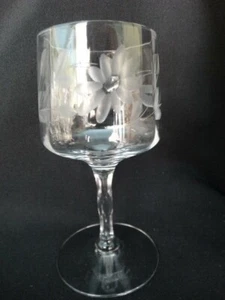 Tiffin Klarscheibe Optik Grau Schliff Floral Weinglas mit geschliffenem Facettenstiel 14186 EUC - Bild 1 von 9