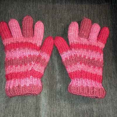 Guantes rojos nepalíes de comercio justo con nudo de lana forrados en vellón Foto 1 de 4