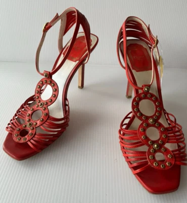 Sandalias de tacón Christian Dior rojas enjauladas y tachonadas, talla 8,5 (US) 38,5 (EUR) Foto 1 de 4