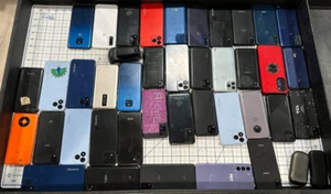 Lot of 22 iPhone, Samasung, Tablets & More see pics for salvage parts or repair - Photo 1 sur 6