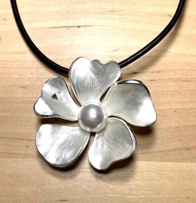 COLLAR COLGANTE DE MODA PLATA ESMERILADA RODIO FLOR DE HIBISCO Y PERLA DEFECTUOSO Foto 1 de 4