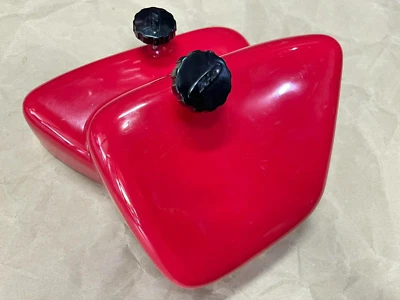 Cubierta lateral y perilla de cierre Honda Touring 90 C200 CA200 C201 ROJO nueva Foto 1 de 4