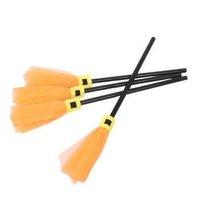  4 pezzi di scopa da strega di Halloween in plastica: oggetti di scena per scopa - Image 1 of 4