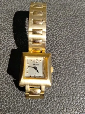 Reloj Mujer Guess Tono Dorado Vintage Cuadrado Forma Batería Nueva 20.5mm Foto 1 de 4