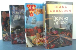 *ALL 4 SIGNED* Diana Gabaldon OUTLANDER + DRAGONFLY + VOYAGER + DRUMS Unread HCs - Picture 1 of 24