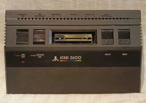 Atari Junior 2600 Vader Black Strip Konsole Beschreibung lesen - Bild 1 von 12