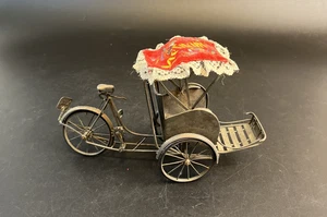 Vintage Metallmodell vietnamesischer Rikscha Wagen Buggy mit rotem Samt & Spitzendach Fahrrad - Bild 1 von 16
