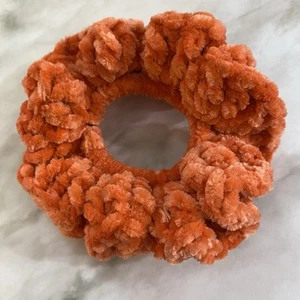 Scrunchie de ganchillo de pelo de chenilla hecho a mano con salmón - Imagen 1 de 4