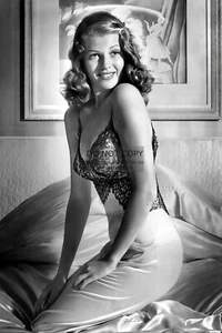 RITA HAYWORTH SEXY ACTRESS SITTING ON BED 4X6 PUBLICITY PHOTO POSTCARD - Picture 1 of 5