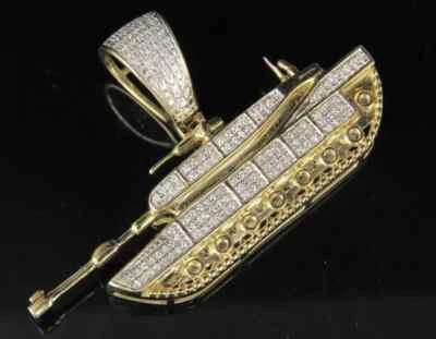 Colgante tanque militar para hombre enchapado en oro amarillo de 14 quilates con diamantes redondos creados en laboratorio de 2 quilates Foto 1 de 4