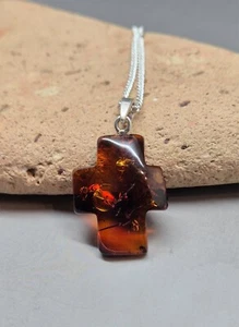 Collana con ciondolo croce vera ambra del Baltico originale 1,2 gr cognac - Foto 1 di 7