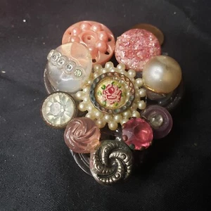 VINTAGE BUTTON BROOCH PIN PENDENT HANDMADE OOAK FLOWERS RHINESTONE BEADS - Picture 1 of 6