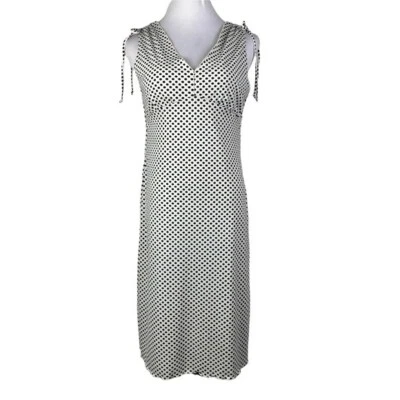 Vestido sin mangas a lunares con cuello en V para mujer Dollhouse mediano blanco negro cintura imperio Foto 1 de 4