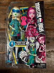 MONSTER HIGH FRANKIE & DRACULAURA VOLTAGEOUS SCIENCE CLASS SET NEW DMGD PKGNG - Picture 1 of 3