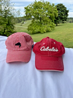 Dos gorras de béisbol de pesca para mujer Columbia PFG y Cabelas rojas y rojas/blancas a cuadros Foto 1 de 4