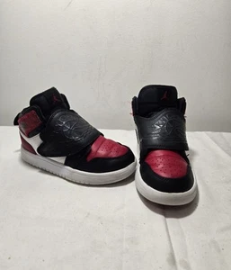 Nike Sky Jordan 1 sneakers ragazzo alla caviglia in pelle rosso nero taglia 12C, UK 11,5 - Foto 1 di 7