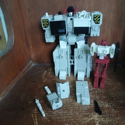 1985 G1 TRANSFORMERS METROPOLIS (80% COMPLETE) W/ SIXGUN G1 IUC  - Image 1 of 4