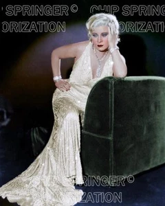 MAE WEST INDOSSA UN ABITO SEXY ORO BELLISSIMO COLORE FOTO DI CHIP SPRINGER - Foto 1 di 1