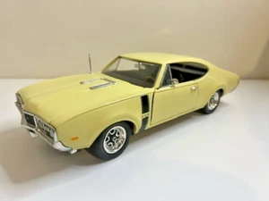 #222 - ERTL OLDSMOBILE CUTLASS 442 YELLOW DIE-CAST MODEL CAR 1:18 SCALE - Picture 1 of 8