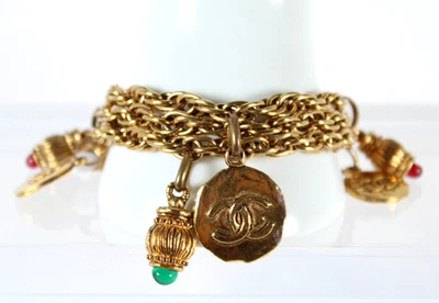 Pulsera CHANEL Vintage Cadena de Metal Dorado, Cuentas de Vidrio y Logo CC Foto 1 de 4