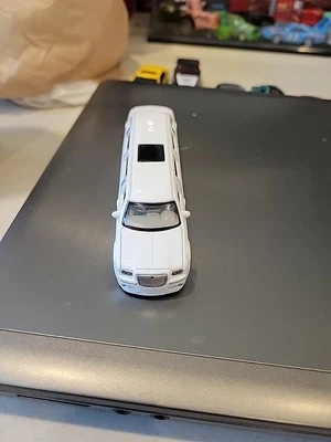 2005 MAISTO DIECAST PLAYERZ COLLECTION CHRYSLER 300C LIMOUSINE 1:64 White - Image 1 of 4