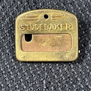 INSIGNIA DE EMPLEADO AUTOMOTRIZ DE COLECCIÓN STUDEBAKER AUTOMOBILE CO PINBACK - Imagen 1 de 3