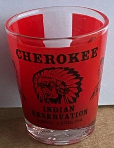Cherokee Indian Reservation Carolina del Norte Shot Glass rojo negro recuerdo transparente - Imagen 1 de 5