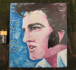 Original ELVIS PRESLEY CAJA DE ALMACENAMIENTO PINTADA A MANO MÚSICA ROCK 7" ARTE FOLCLÓRICO FIRMADO COMO NUEVO - Imagen 1 de 9