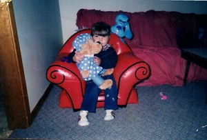 Cute young Girl Sitting in Blues Clues Thinking Chair Mama Berenstain bears 90s - Foto 1 di 2