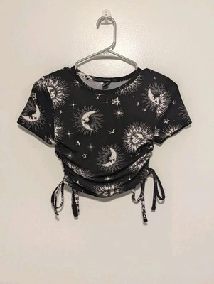 Camiseta para mujer Forever 21 manga corta sol y luna blanca y negra talla mediana. Foto 1 de 4