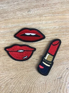 Lápiz labial y labios rojos maquillaje elegante para niñas insignia artística hierro parche bordado - Imagen 1 de 2