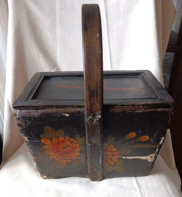 Antigua caja de madera antigua pintada a mano primitiva americana temprana con tapa y asa Foto 1 de 4