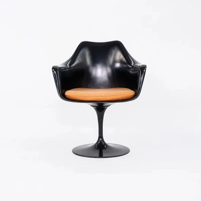 2000er Eero Saarinen für Knoll Tulip Esszimmer Sessel in schwarz mit orangem Kissen - Bild 1 von 4