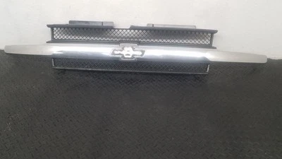 Решетка для Chevrolet Trailblazer 2007-2009 годов выпуска с хромированной планкой полной ширины от оригинального производителя 89044659 - Изображение 1 из 4