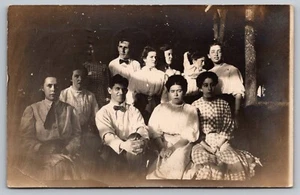 AK: Portrait einer Gruppe junger Frauen & Männer, RPPC, erschienen 1909 - Bild 1 von 2