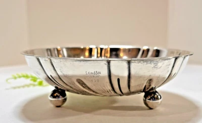 Cuenco con patas de bayas Repoussé de plata de ley S. Kirk & Son 106,5 gr. Foto 1 de 4