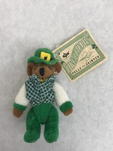 Russ Tiny Teddies Oso de Peluche Miniatura Verde Vestido Gorro Completamente Articulado 3” - Imagen 1 de 5