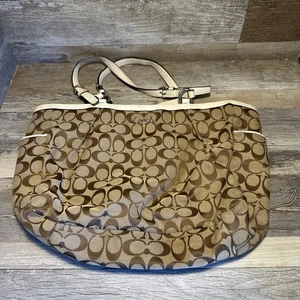 Coach Signature Beuteltasche hellbraun creme Handtasche Schultertasche Reißverschluss Canvas - Bild 1 von 15