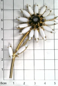 Vintage goldfarbene Gänseblümchen Brosche mit weißen Milchglasblütenblättern & schwarzen Strasssteinen - Bild 1 von 2