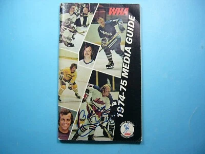 1974/75 WHA HOCKEY MEDIA GUIDE / FACT BOOK / YEARBOOK BOBBY HULL AUTOGRAPH AUTO - Image 1 of 4