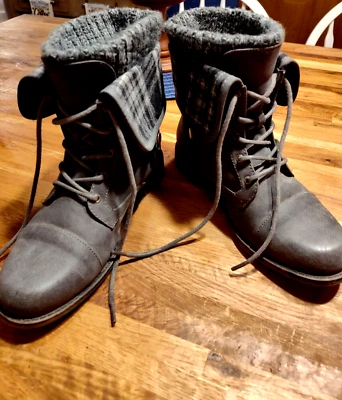Botas de estilo combate grises para dama talla 7 enrollables con cordones súper lindas usadas en excelente estado Foto 1 de 4