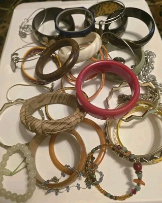 Colorido Lote Vintage de 30 Pulseras Brazalete Mayormente Joyería  Foto 1 de 4