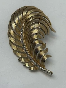 Vintage signierte Krone Trifari goldfarben Strass Feder Blatt Brosche Anstecknadel - Bild 1 von 11