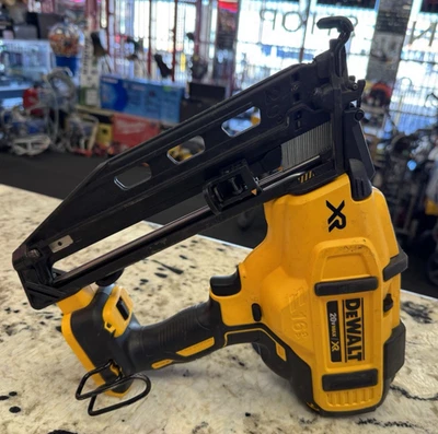 Clavadora de acabado DEWALT DCN660 20V MAX XR 16ga - ¡Solo herramienta PARA REPUESTOS O REPARACIÓN!! Foto 1 de 4